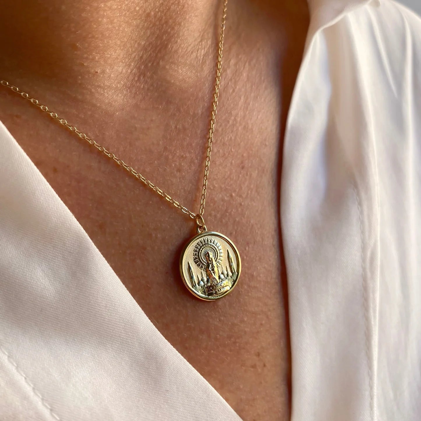 Gargantilla de Plata de Ley | Virgen del Pilar Plata de ley / Baño de oro 18k
